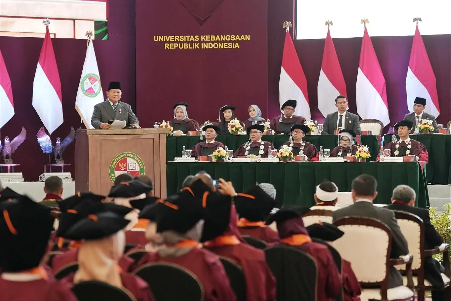 Presiden Prabowo Subianto dalam sidang senat terbuka wisuda Universitas Kebangsaan Republik Indonesia (UKRI), Bandung, Jawa Barat.