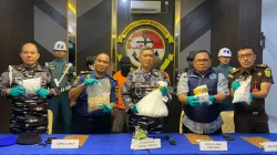 Pengamanan Pelaku Pengedar Narkotika di Selat Riau.