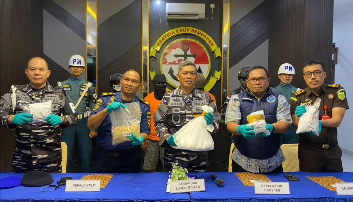 Pengamanan Pelaku Pengedar Narkotika di Selat Riau.