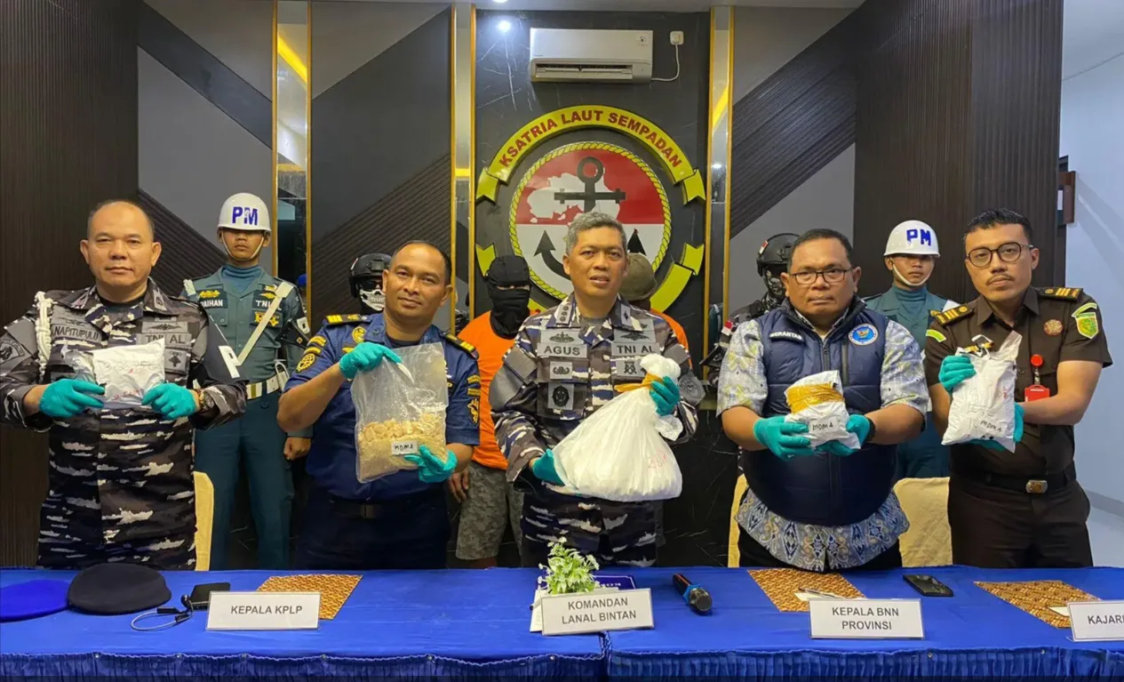 Pengamanan Pelaku Pengedar Narkotika di Selat Riau.