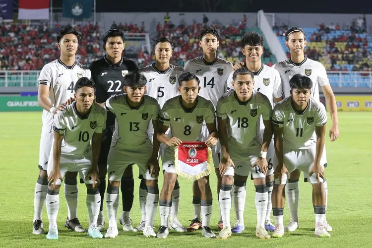 Timnas U23 Indonesia berfoto bersama jelang laga Kualifikasi Piala Asia U23 2026 melawan Korea Selatan di Gelora Delta Sidoarjo, 9 September 2025.