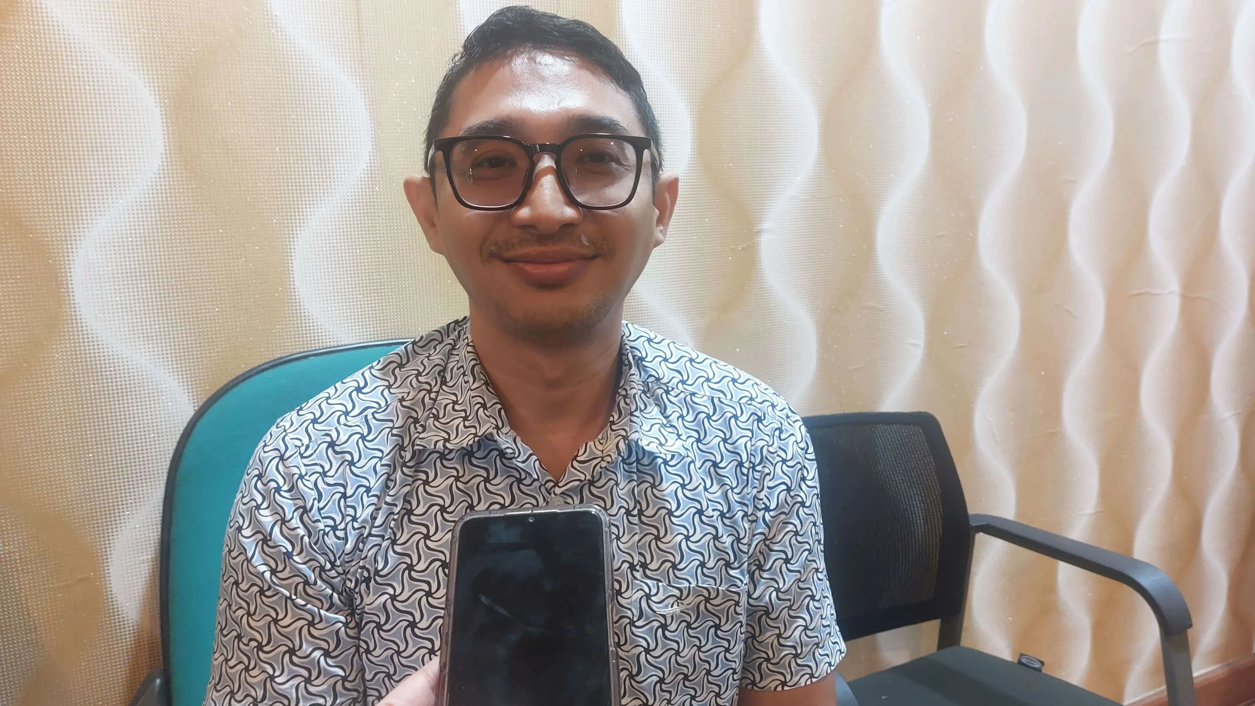 Wakil Kepala Sekolah Bidang Kesiswaan SMK Al Ikhlas, Bayuansyah Nargentika saat diwawancarai RRI.