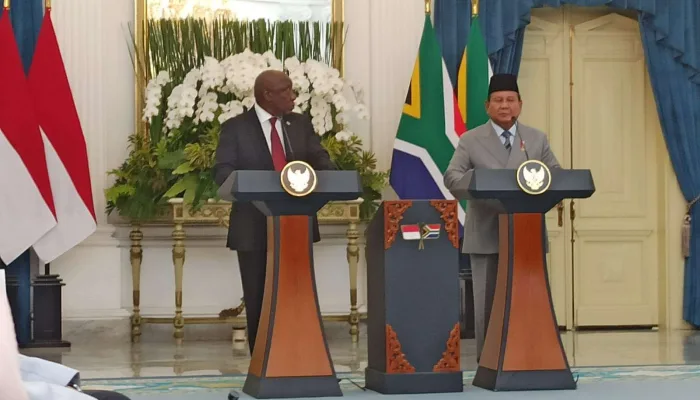Presiden Prabowo Subianto bersama Presiden Cyril Ramaphosa dari Afrika Selatan tengah memberi keterangan di Istana Merdeka.