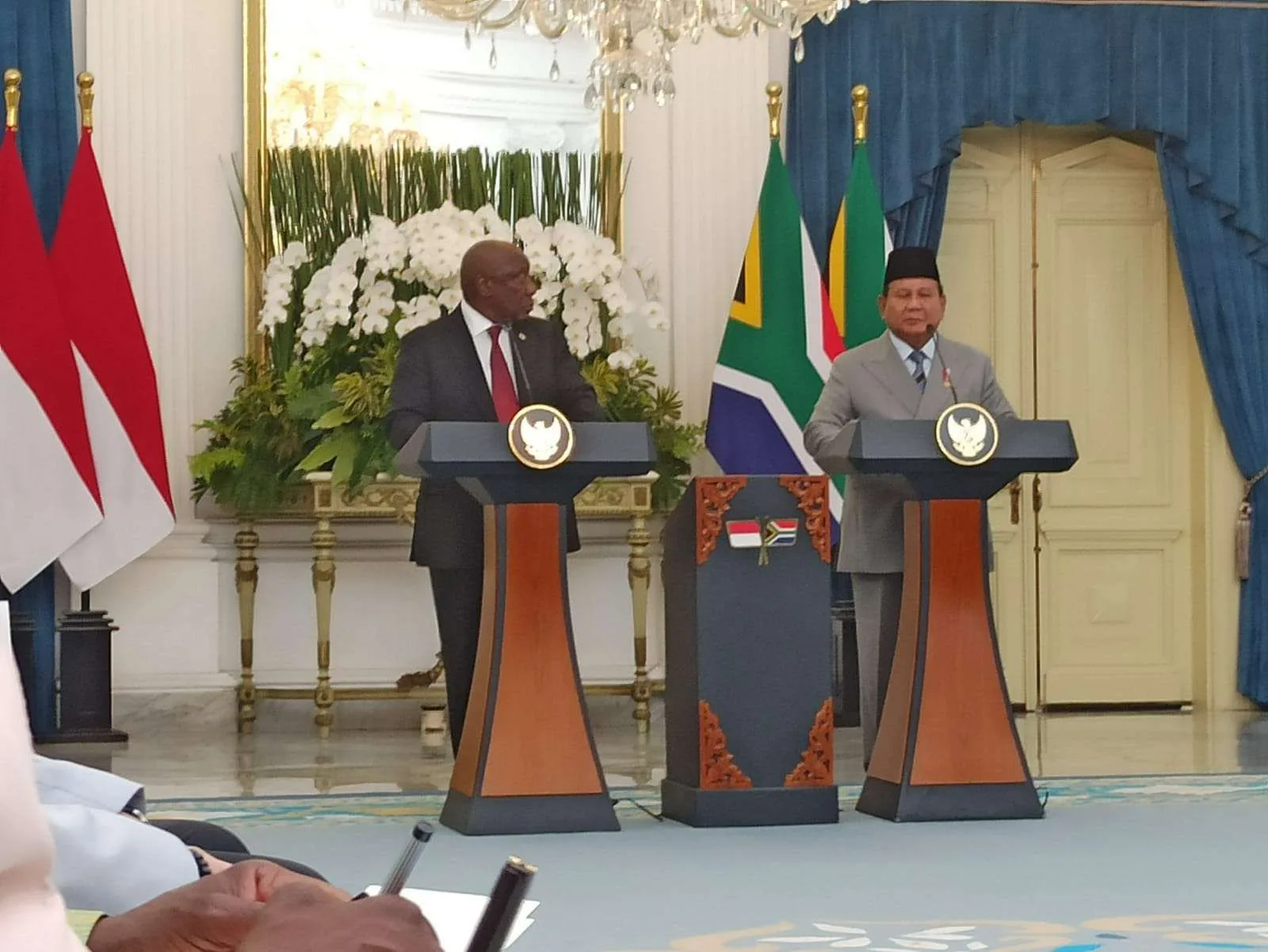 Presiden Prabowo Subianto bersama Presiden Cyril Ramaphosa dari Afrika Selatan tengah memberi keterangan di Istana Merdeka.