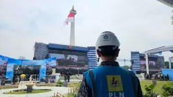 Petugas PLN memantau kesiapan sistem kelistrikan di kawasan Monumen Nasional (Monas), Jakarta, menjelang Upacara Peringatan HUT ke-80 Tentara Nasional Indonesia (TNI).