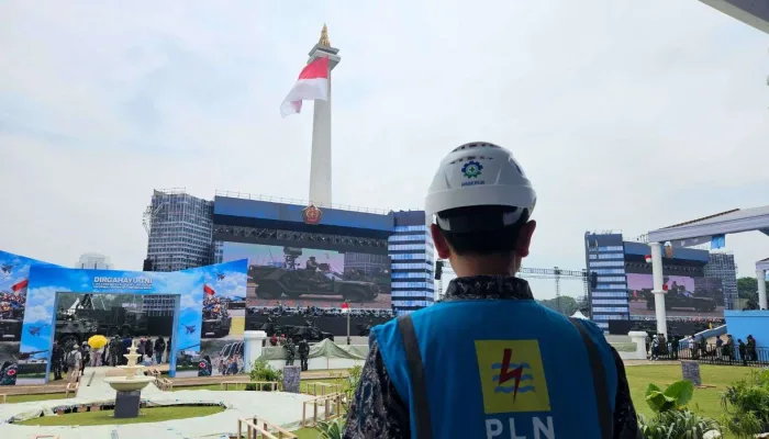 Petugas PLN memantau kesiapan sistem kelistrikan di kawasan Monumen Nasional (Monas), Jakarta, menjelang Upacara Peringatan HUT ke-80 Tentara Nasional Indonesia (TNI).