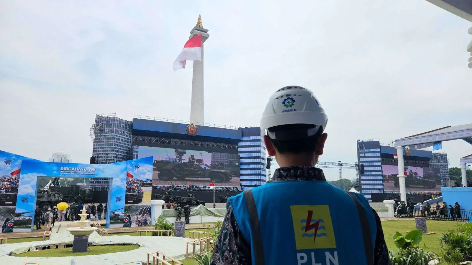 Petugas PLN memantau kesiapan sistem kelistrikan di kawasan Monumen Nasional (Monas), Jakarta, menjelang Upacara Peringatan HUT ke-80 Tentara Nasional Indonesia (TNI).