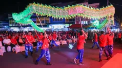 Persembahan Tari Naga pada Festival Moon Cake Tahun 2005 digelar di Jalan Merdeka, Tanjungpinang, Sabtu (4/10/2025) malam.