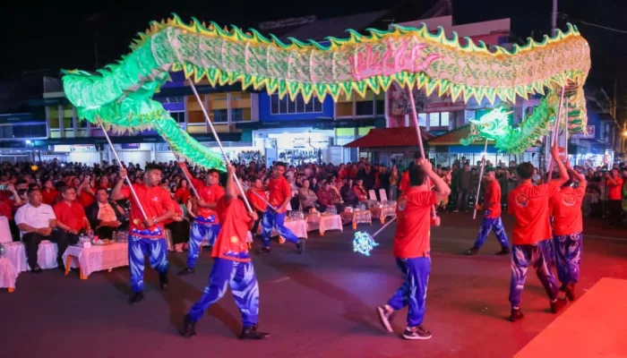 Persembahan Tari Naga pada Festival Moon Cake Tahun 2005 digelar di Jalan Merdeka, Tanjungpinang, Sabtu (4/10/2025) malam.