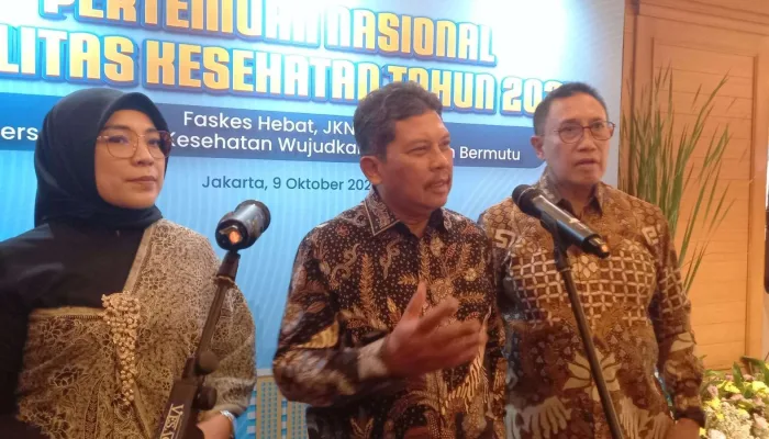 Direktur Utama BPJS Kesehatan Ghufron Mukti (tengah) dan Ketua Dewan Pengawas BPJS Kesehatan Abdul Kadir (kanan) saat jumpa media usai kegiatan Pertemuan Nasional Faskes 2025 di Hotel Arya Duta, Jakarta.
