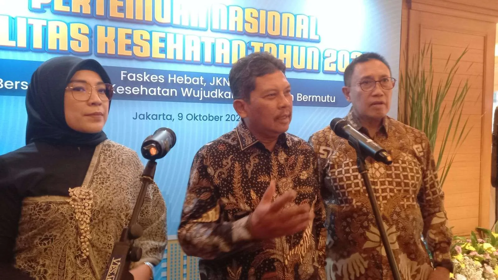 Direktur Utama BPJS Kesehatan Ghufron Mukti (tengah) dan Ketua Dewan Pengawas BPJS Kesehatan Abdul Kadir (kanan) saat jumpa media usai kegiatan Pertemuan Nasional Faskes 2025 di Hotel Arya Duta, Jakarta.