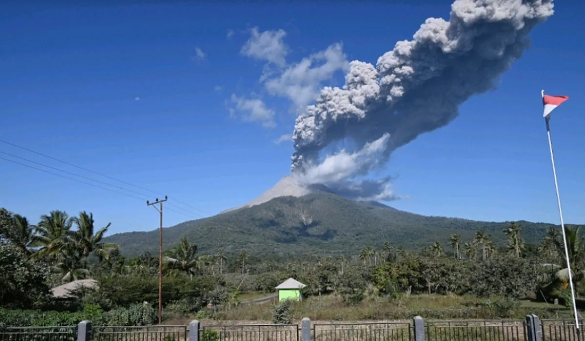 Gunung Lewotobi Laki-Laki di Flores Timur (Flotim), Nusa Tenggara Timur (NTT), erupsi dengan tinggi kolom abu teramati kurang lebih 3000 meter di atas puncak.