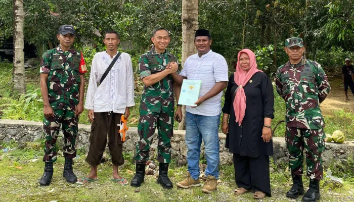 Ketgam : Kepala Desa Tanailandu, Rafiuddin saat menyerahkan hibah tanahnya untuk pembangunan gerai koperasi.