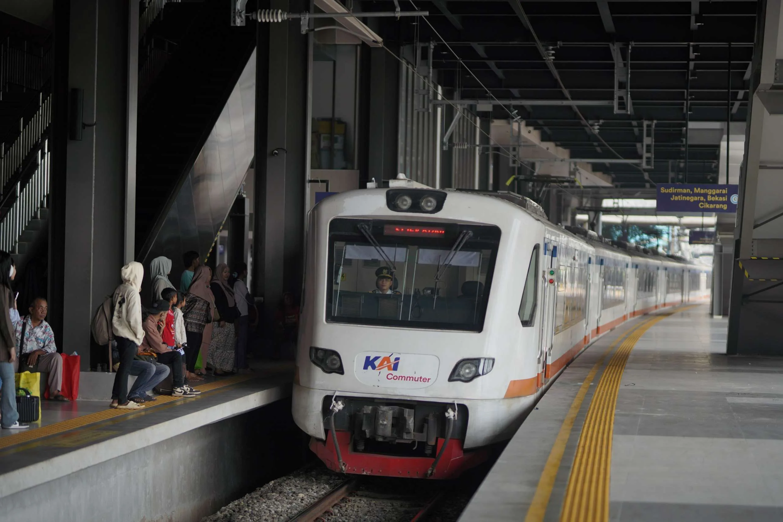 Layanan Commuter Line Basoetta menjadi bukti nyata komitmen KAI Commuter dalam mendukung konektivitas antarmoda menuju Bandara Soekarno-Hatta.