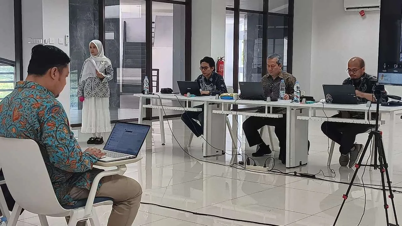 Kepala Biro SDM dan Organisasi, Imam Suwandi (tengah) dan anggota tim penyusun standar pelayanan, Enggar (kiri) dalam kegiatan Sosialisasi Pedoman Standarisasi Pelayanan RRI Multiplatform Broadcast Center, Depok.