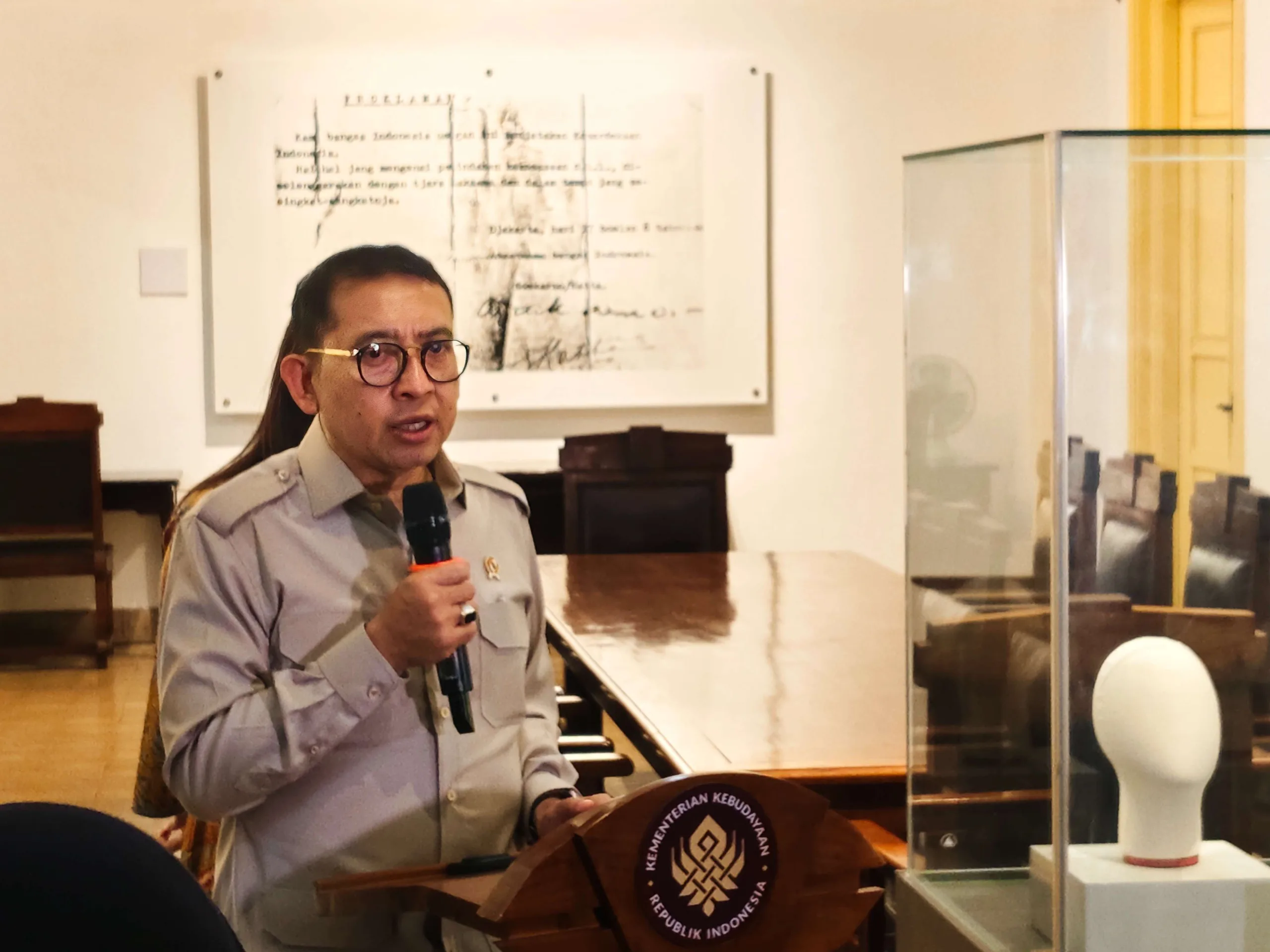 Menteri Kebudayaan, Fadli Zon saat memberikan sambutan pada acara Penerimaan Hibah Kopiah Hitam Bung Hatta, Museum Penyusunan Naskah Proklamasi, Jakarta Pusat.