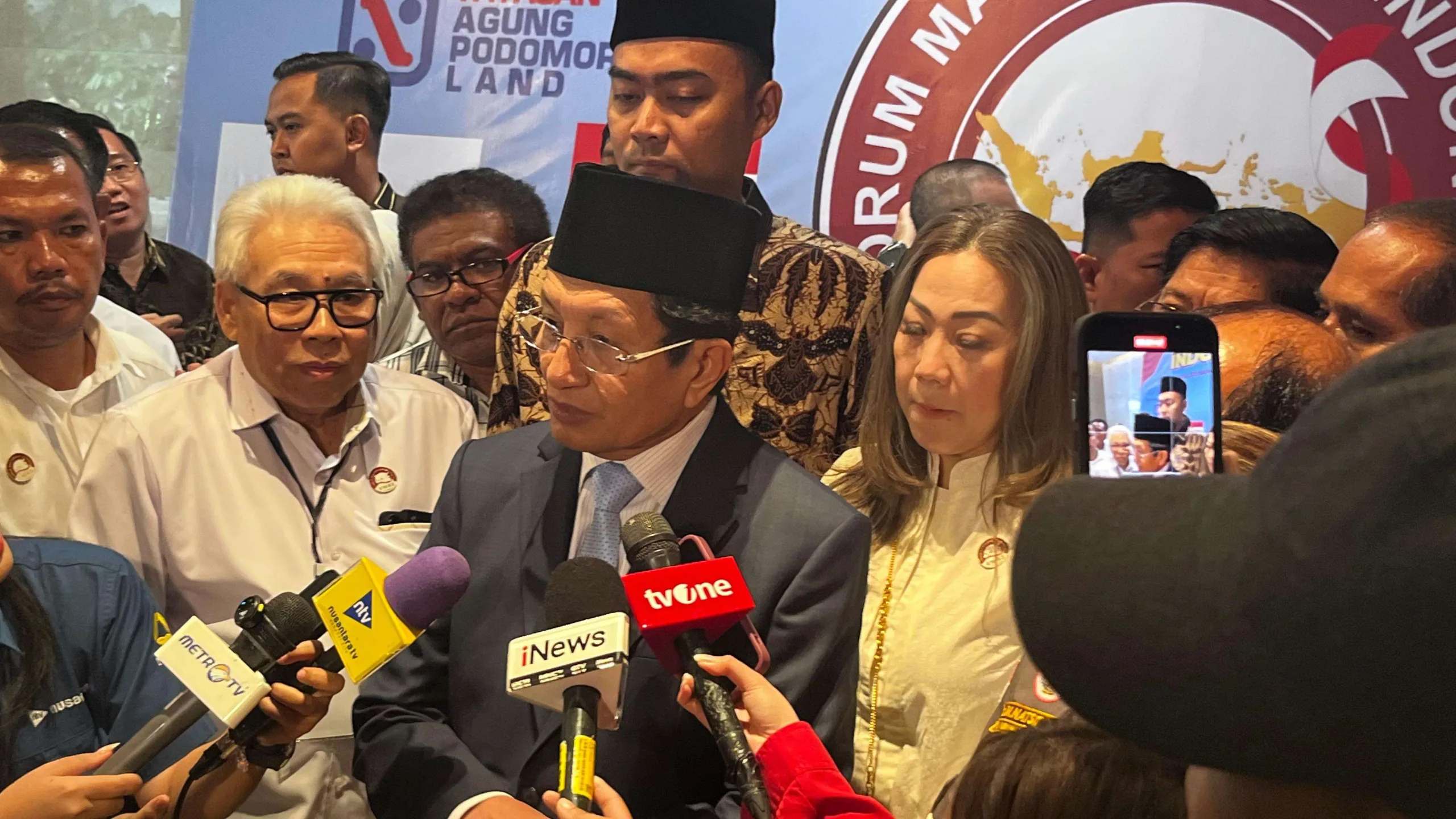 Menteri Agama Republik Indonesia Nasaruddin Umar (menggunakan jas) usai menghadiri kegiatan 'Indonesia Berdoa: Doa Lintas Agama' di Jakarta Selatan.