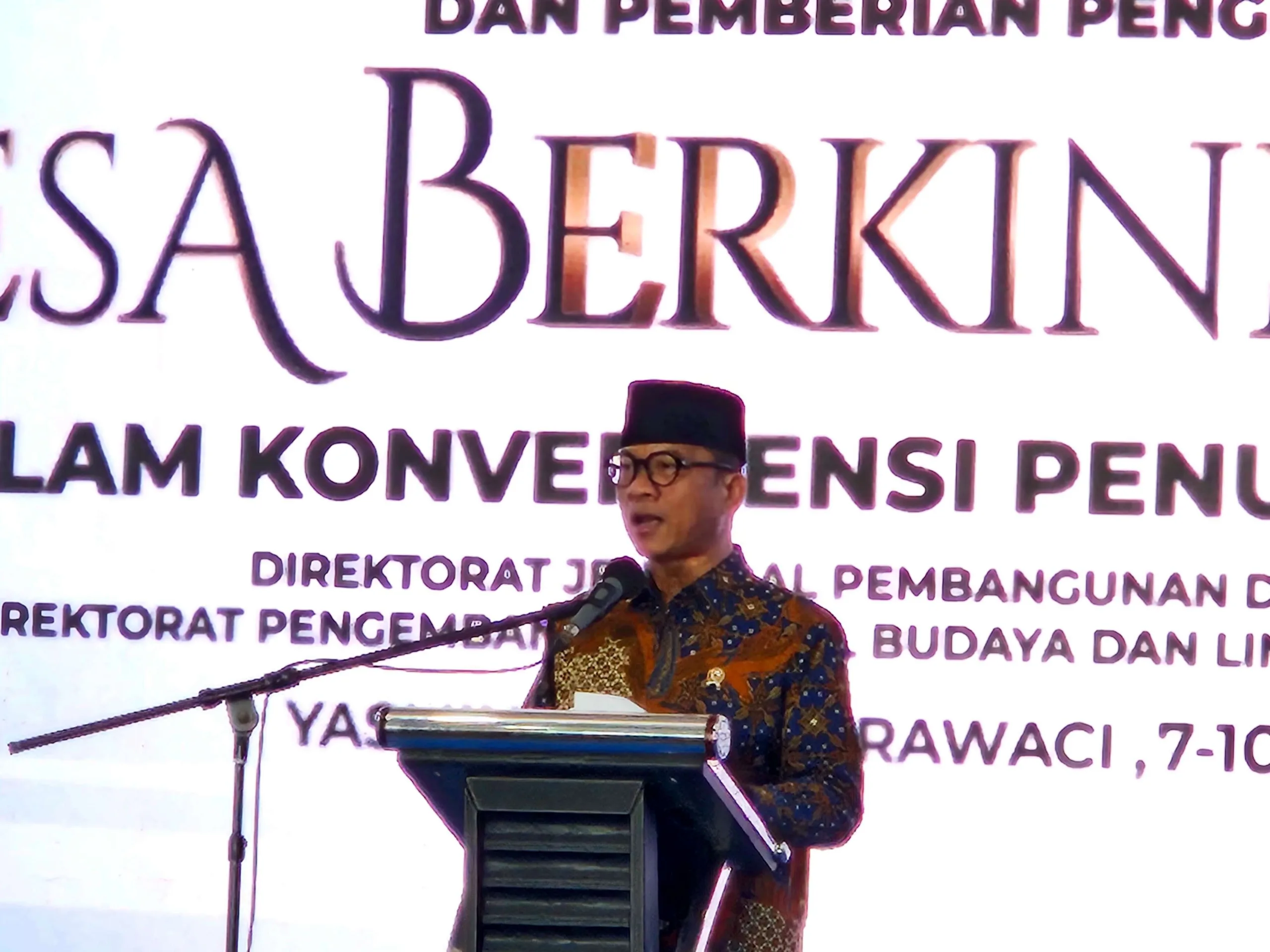 Menteri Desa dan PDT memberikan pidato sambutan dalam acara pemberian penghargaan desa penanganan stunting di Kabupaten Tangerang, Banten.