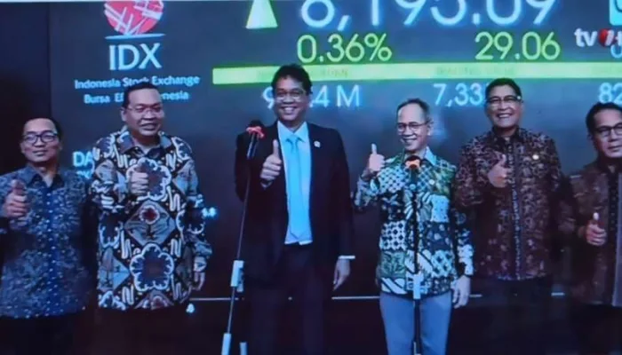 Menteri Keuangan Purbaya Yudhi Sadewa (ketiga dari kiri) saat kunjungan ke Bursa Efek Indonesia.