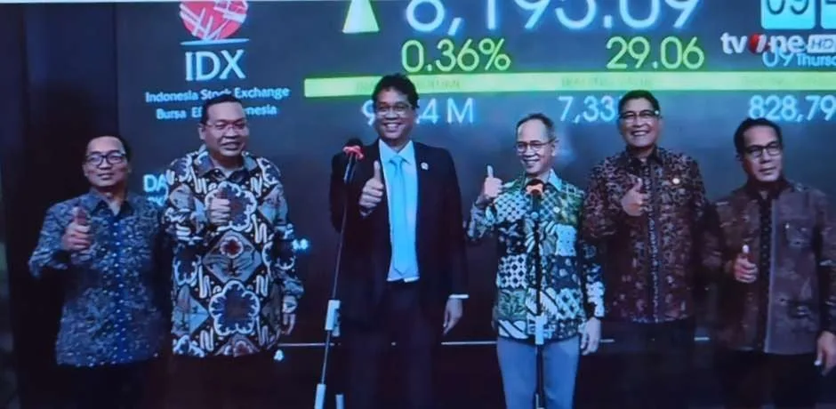 Menteri Keuangan Purbaya Yudhi Sadewa (ketiga dari kiri) saat kunjungan ke Bursa Efek Indonesia.