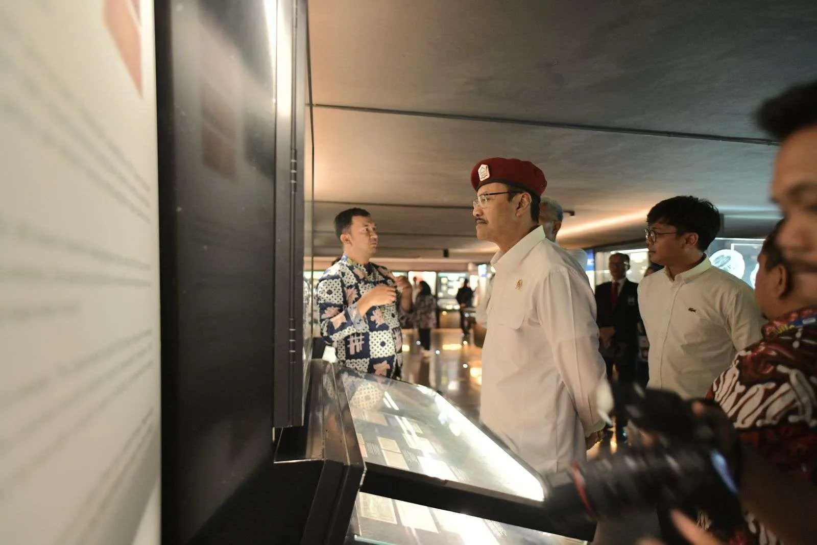 Menteri Sosial (Mensos), Saifullah Yusuf bersama siswa Sekolah Rakyat ke Museum Bank Indonesia (BI), Selasa (28/10/2025). Para siswa juga menjadi petugas Upacara Peringatan Sumpah Pemuda.