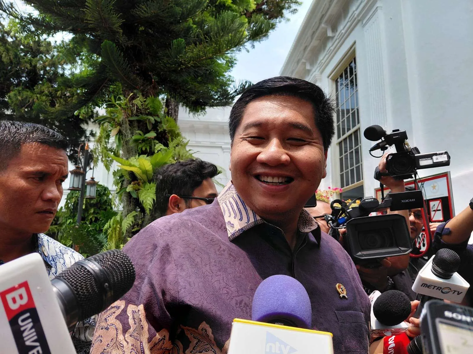 Menteri Perumahan dan Kawasan Permukiman (PKP), Maruarar Sirait, memberikan penjelasan kepada wartawan di Istana Kepresidenan, Jakarta.