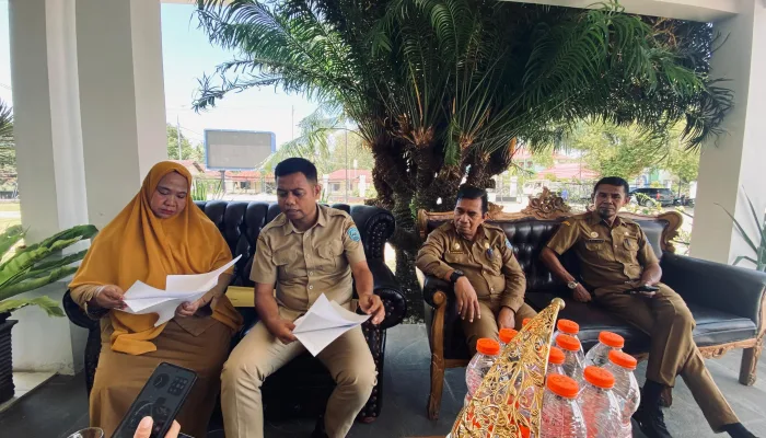Ketgam : Kabid Diklat dan Pengembangan BKD Buteng, Mimi Novrianti Maada bersama Kabag Hukum Setda Buteng Aminuhu saat diwawancarai oleh media.