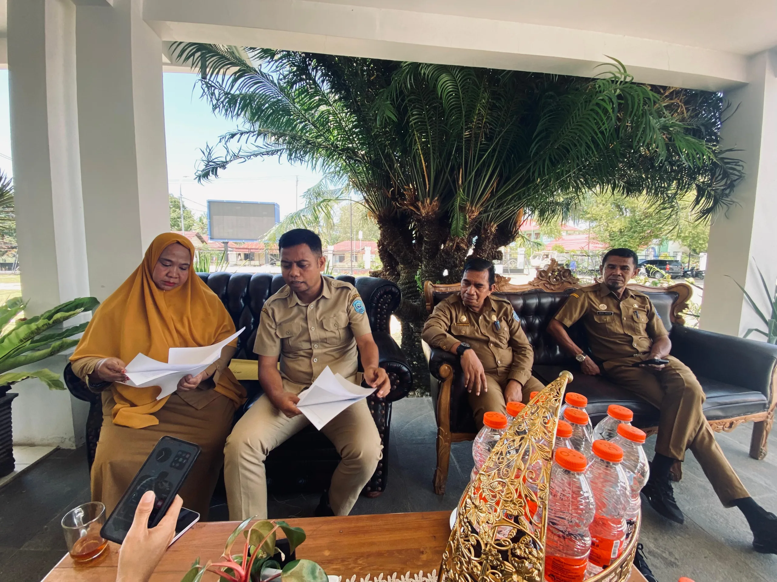 Ketgam : Kabid Diklat dan Pengembangan BKD Buteng, Mimi Novrianti Maada bersama Kabag Hukum Setda Buteng Aminuhu saat diwawancarai oleh media.