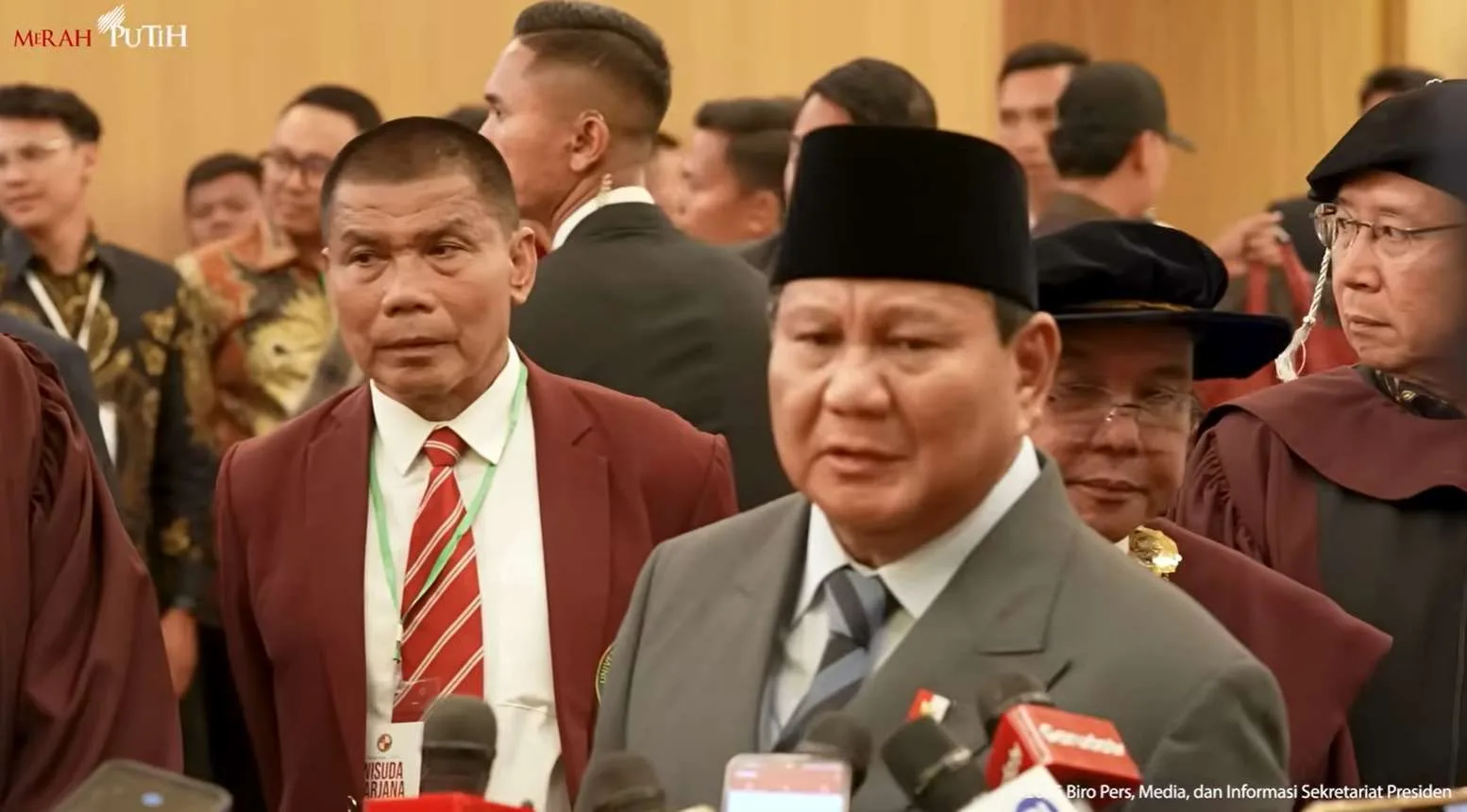 Presiden Prabowo Subianto memberi keterangan usai menghadiri Sidang Senat Terbuka Universitas Kebangsaan di Jawa Barat.