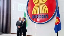 Presiden Brasil Luiz Inácio Lula da Silva (kiri) disambut Sekjen Kao Kim Hourn (kanan) di Markas Besar ASEAN.