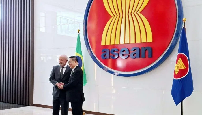 Presiden Brasil Luiz Inácio Lula da Silva (kiri) disambut Sekjen Kao Kim Hourn (kanan) di Markas Besar ASEAN.