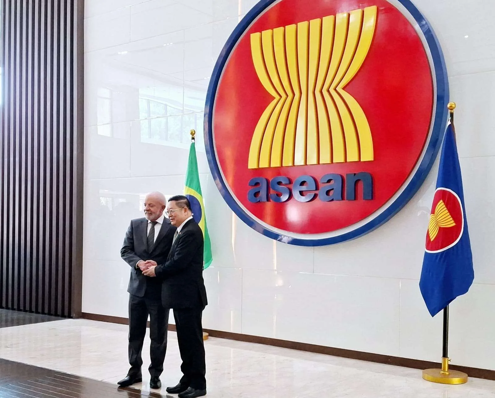 Presiden Brasil Luiz Inácio Lula da Silva (kiri) disambut Sekjen Kao Kim Hourn (kanan) di Markas Besar ASEAN.