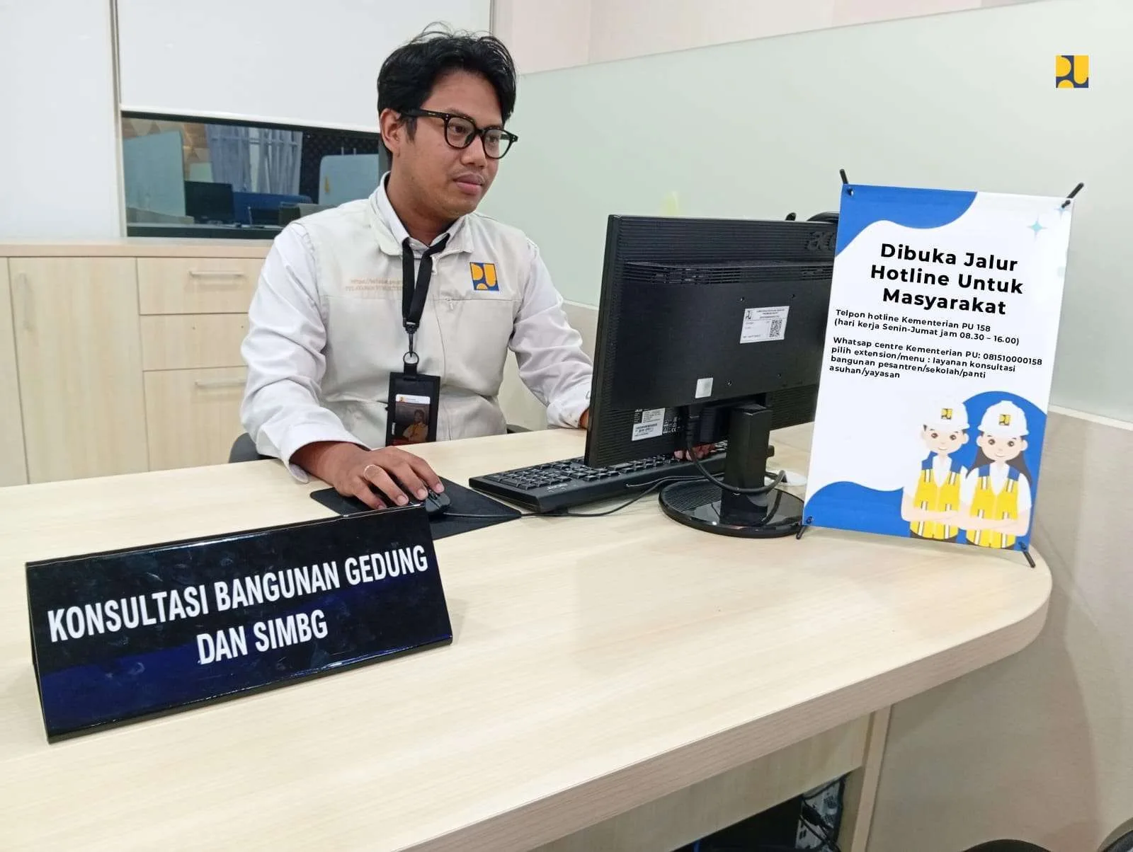 Penampakan operator hotline Kementerian PU, yang siap memberikan pendampingan teknis untuk bangunan pesantren dan lembaga pendidikan.