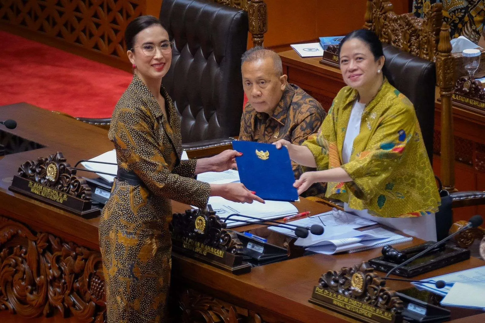 Menteri Pariwisata Widiyanti Putri Wardhana (kiri) dan Ketua DPR, Puan Maharani (kanan), saat Rapat Paripurna di Gedung Nusantara II, Jakarta.