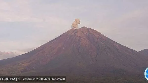 Gunung Semeru di perbatasan Kabupaten Lumajang dan Malang, Jawa Timur, kembali erupsi dua.