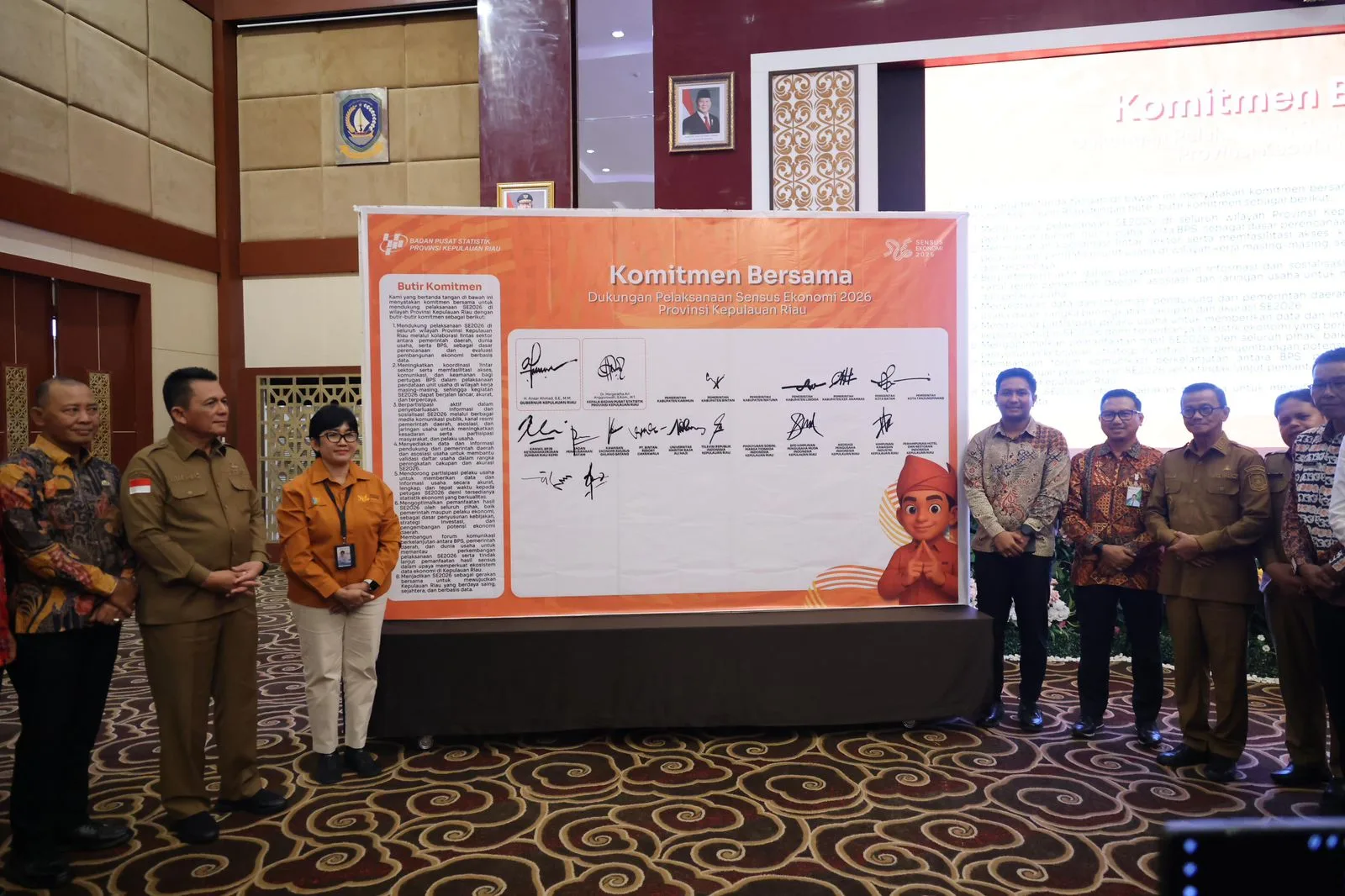Gubernur Kepri Ansar Ahmad, Kepala BPS Kepri Margaretha Ari Anggorowati serta sejumlah pemangku kepentingan berfoto bersama usai penandatanganan komitmen bersama sukseskan Sensus Ekonomi 2026