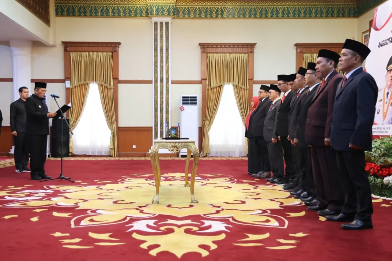 Gubernur Kepri, Ansar Ahmad melantik dan membacakan sumpah jabatan anggota Badan Penyelesaian Sengketa Konsumen (BPSK) Kota Batam di Gedung Daerah Tanjungpinang