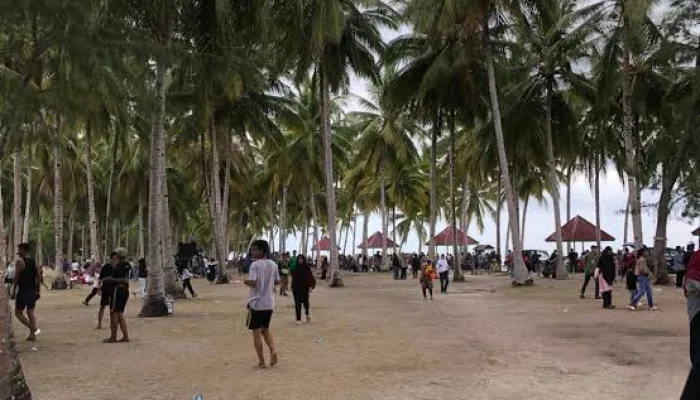 Ketgam : Kondisi Pantai Pesisir Desa Balobone saat ramai pengunjung