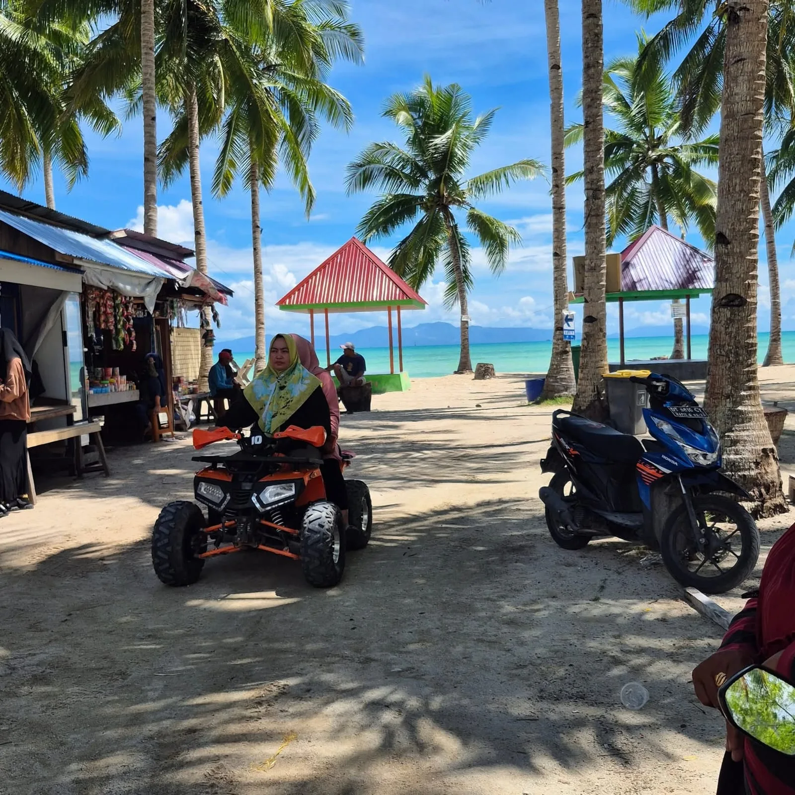 Ketgam : Motor-Pantai Jajuli Beach Desa Balobone Kecamatan Mawasangka Kabupaten Buton Tengah