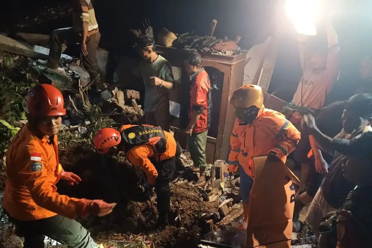 Tim SAR gabungan saat melakukan pencarian dan upaya evakuasi korban tertimbun longsor di Drsa Depok, Kecamatan Bendungan, Trenggalek, Minggu (2/11/2025) dini hari.
