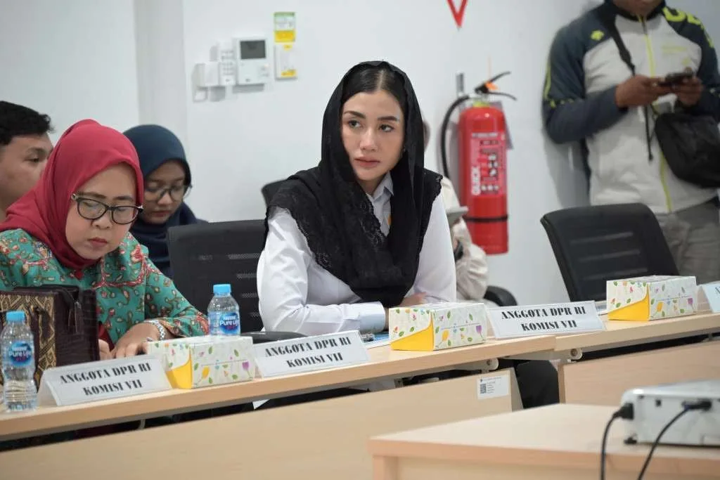 Anggota Komisi VII DPR RI, Novita Hardini saat mengunjungi PT. Lotte Chemical Indonesia, Jumat (21/11/2025).
