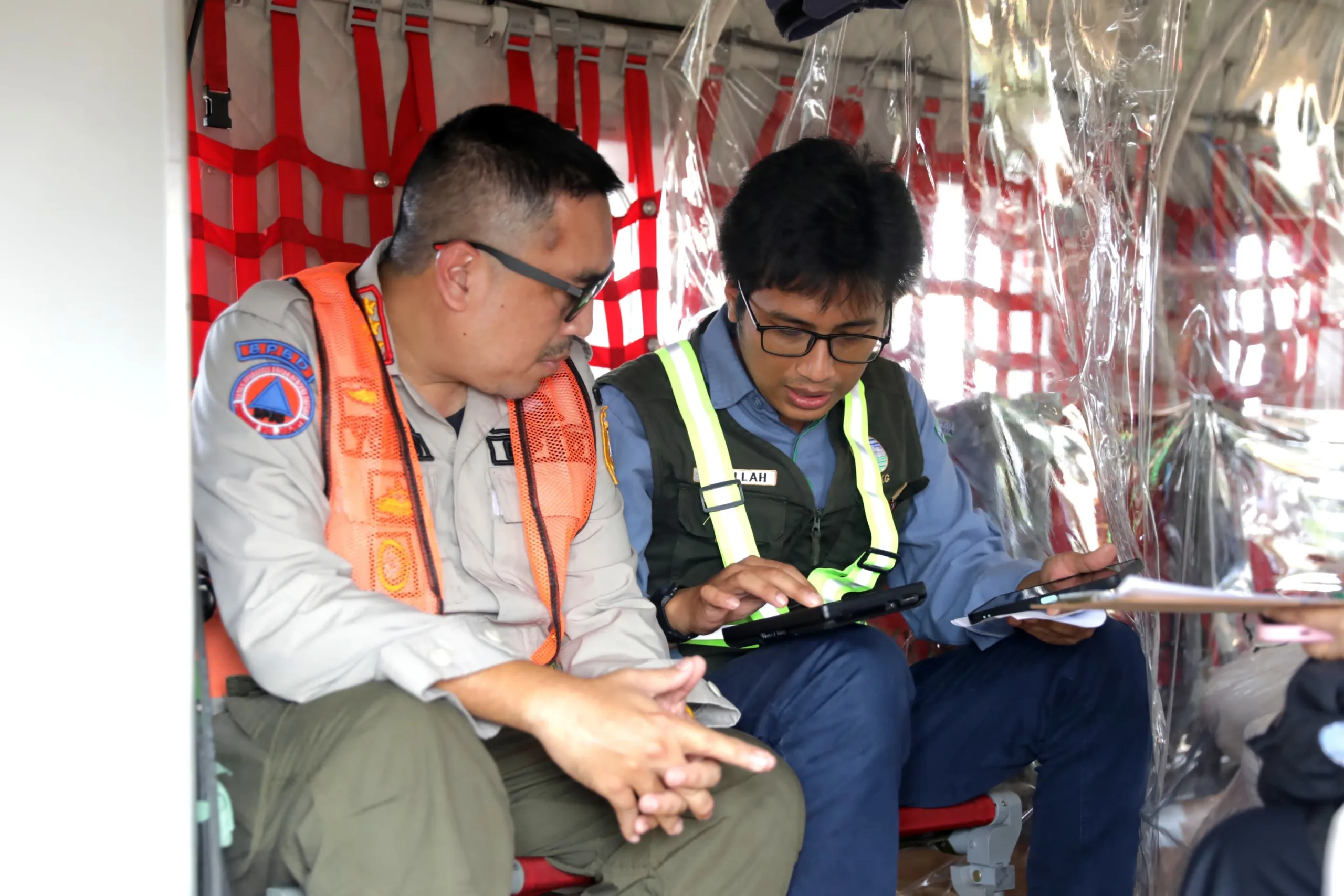 Petugas melakukan operasi modifikasi cuaca (OMC) di Jakarta.