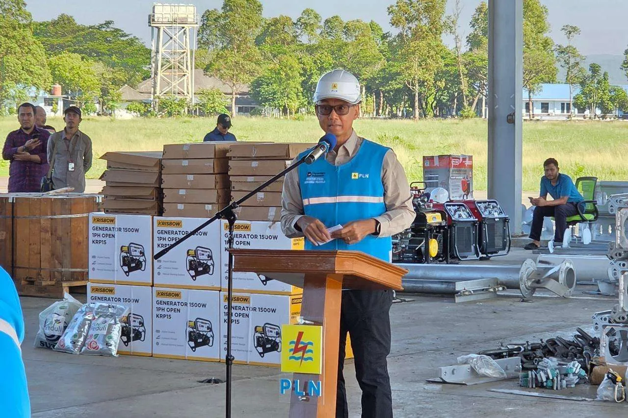 Direktur Utama PLN Darmawan Prasodjo saat menyampaikan pemulihan kelistirkan pascabencana Aceh dalam kegiatan Apel Siaga Team Recovery Bencana Aceh di Landasan Udara Sultan Iskandar Muda, Sabtu (29/11/2025).