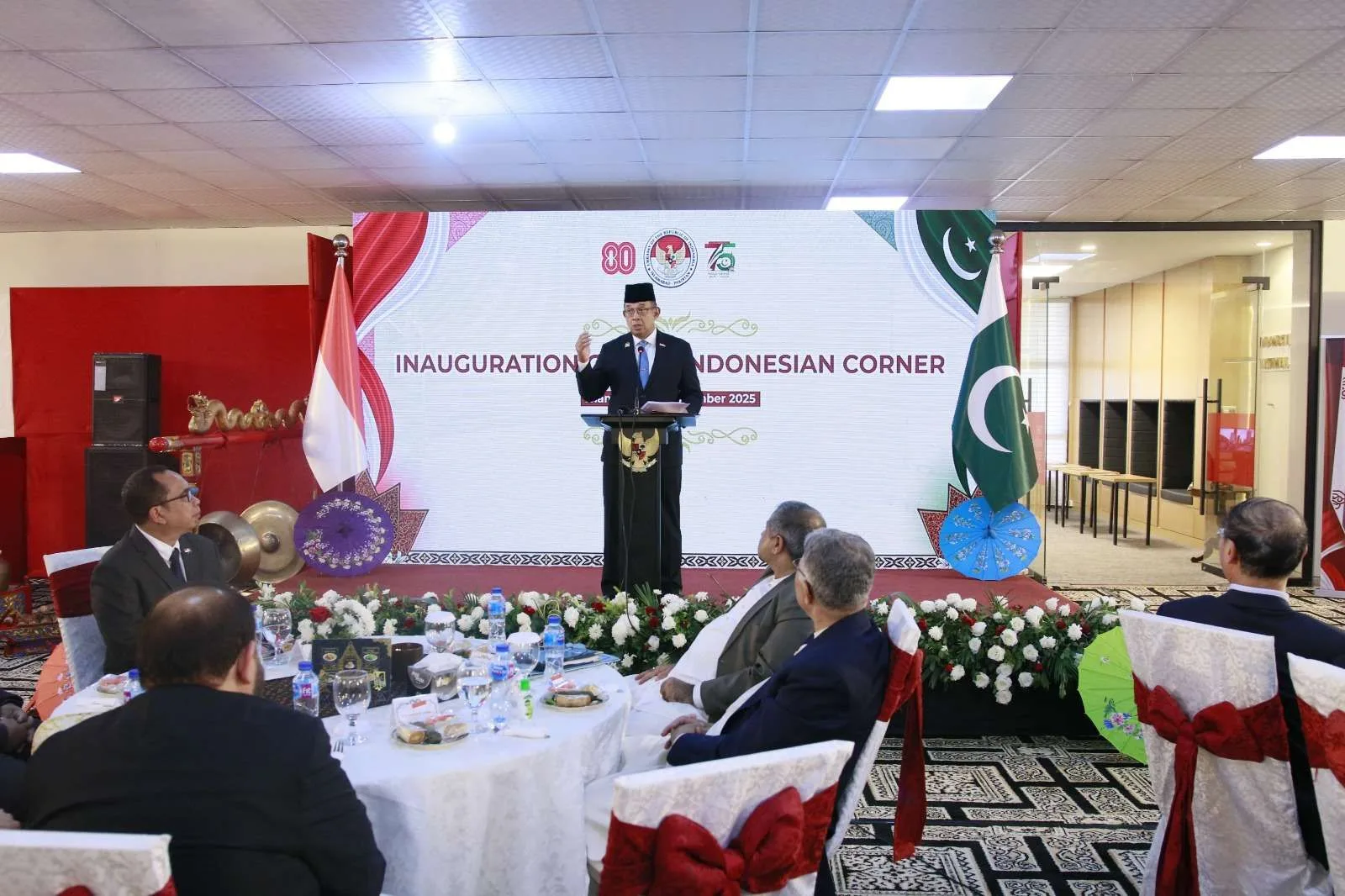 Duta Besar RI untuk Pakistan, Chandra Warsenanto Sukotjo meresmikan Indonesian Corner di Perpustakaan Nasional Pakistan di Islamabad, Kamis (27/11/2025).