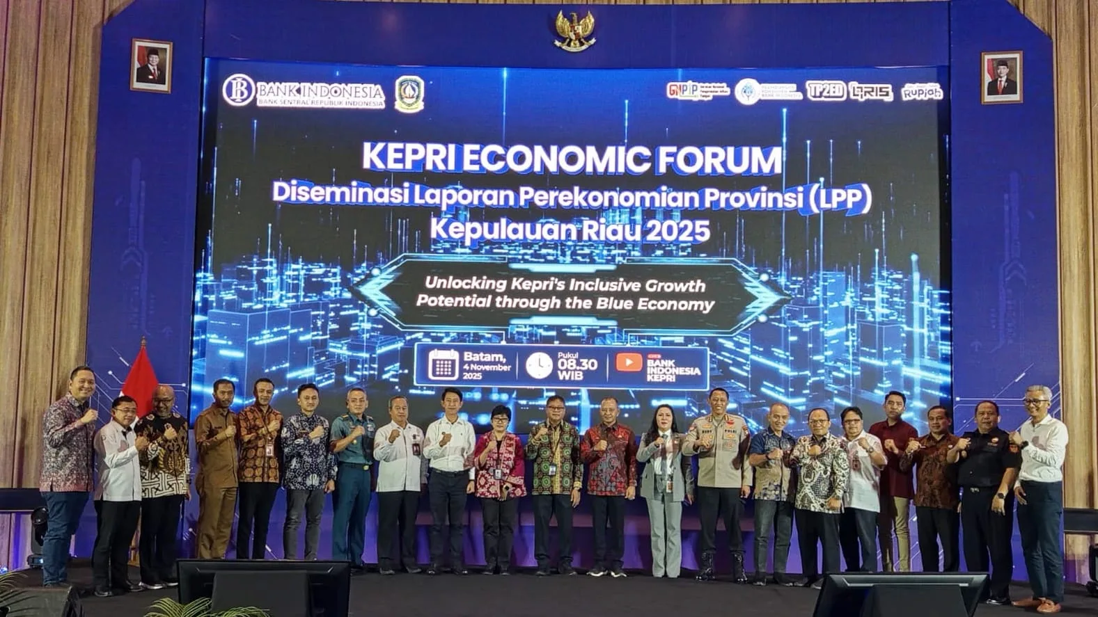 Sekdaprov Kepri Adi Prihantara (tengah) berfoto bersama Kepala Perwakilan BI Kepri Ronny Widijarto serta peserta dan narasumber Kepri Economic Forum 2025 di Hotel Grand Mercure