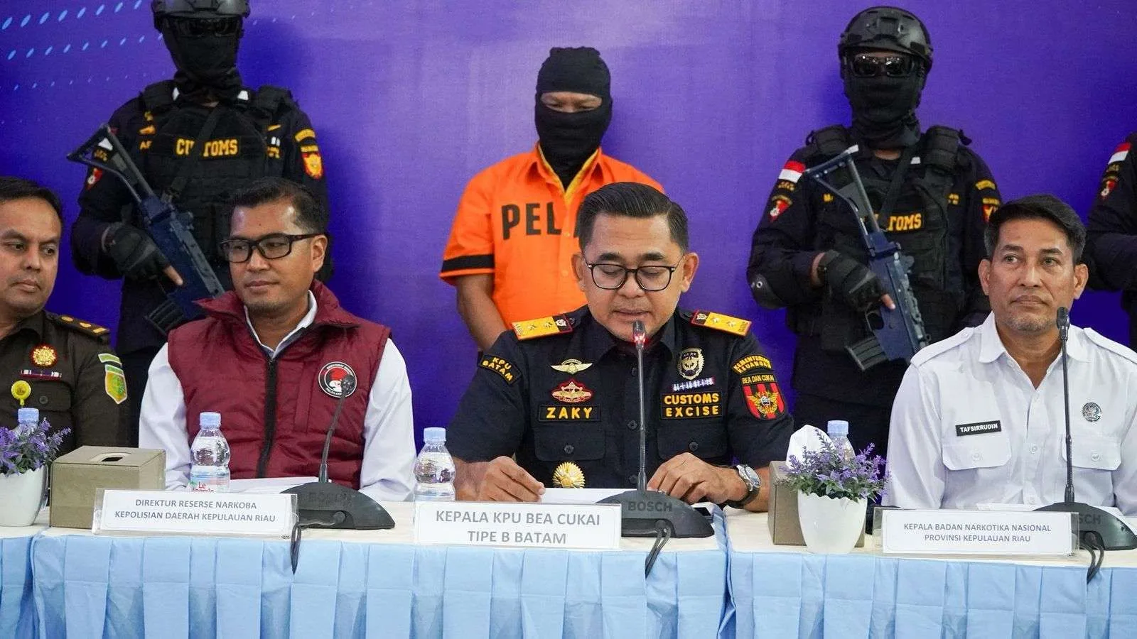 Kepala Bea Cukai Batam, Zaky Firmansyah saat konferensi pers di kantor BC Batam.
