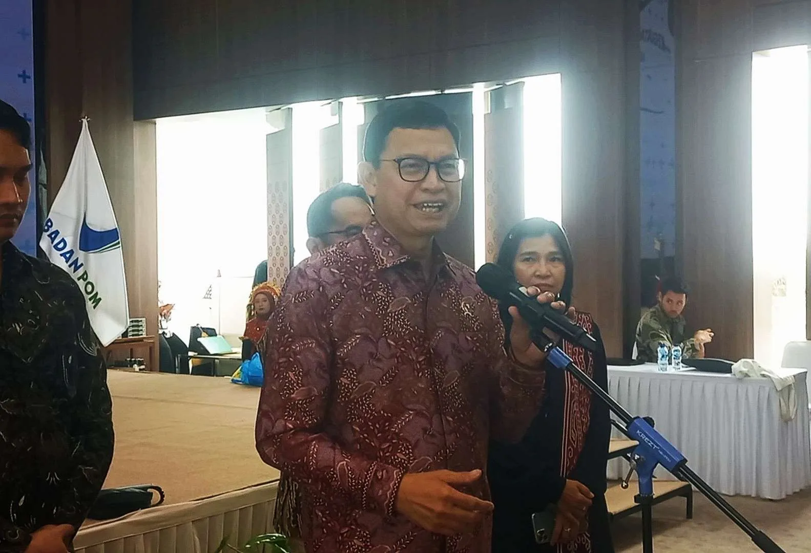 Kepala Badan pengawas Obat dan Makanan (BPOM), Taruna Ikras, saat ditemui awak media dalam sesi doorstop di acara Kegiatan Terpadu Pusat-Pusat BPOM 2025, Jakarta, Kamis (27/11/2025).