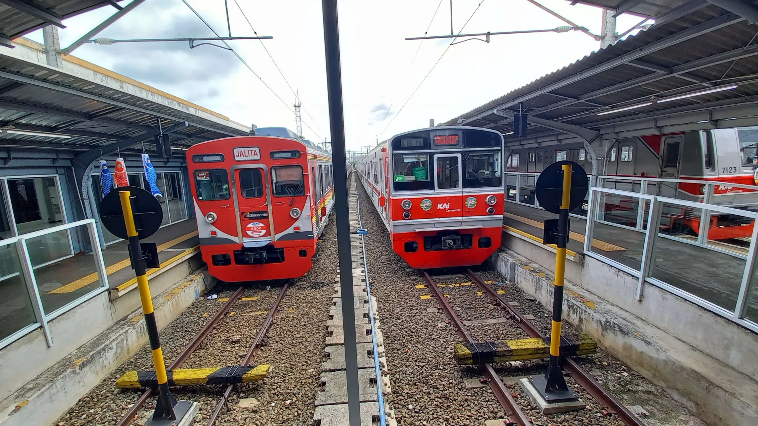 Dua dari tiga seri KRL yang dipensiunkan oleh KCI.