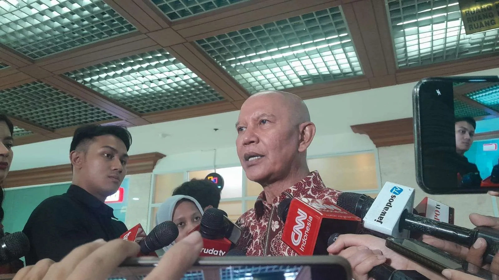 Ketua Badan Anggaran (Banggar) DPR RI, Said Abdullah saat sesi doorstop di Kompleks Parlemen Senayan, Jakarta, Selasa (11/11/2025).