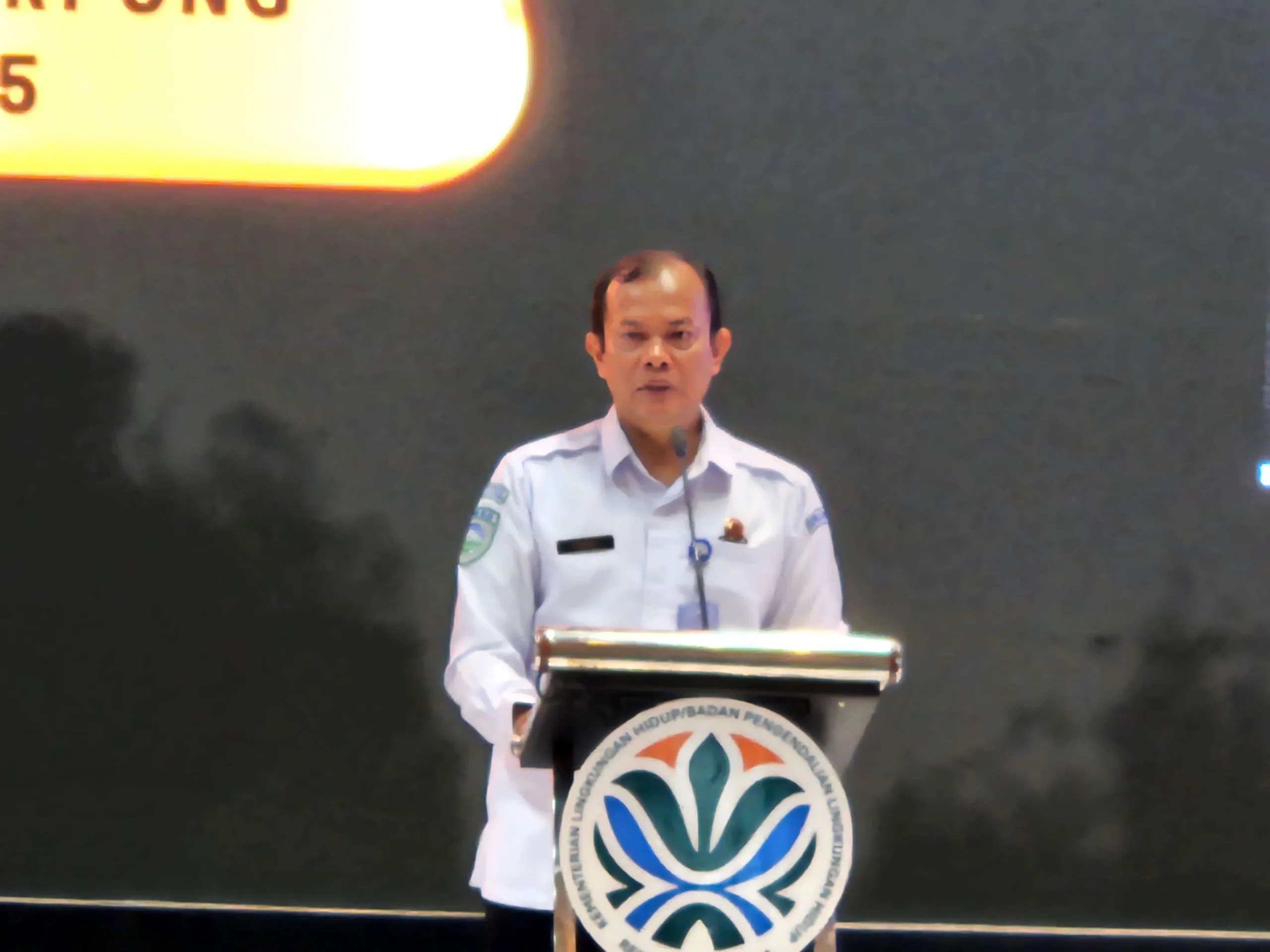 Kepala BMKG, Teuku Faisal Fathani menjawab awak.media soal kualitas udara dalam acara Rapat Koordinasi dengan Kementerian Lingkungan Hidup di Atria Hotel, Tangerang, Selasa (25/11/2025).